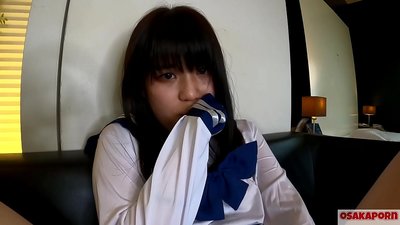 Cailín Seapánach 18 bliain d'aois le tits beaga squirts agus orgasms le fucking méar agus bréagán gnéis. Tugann cailín na hÁise i éadaí cosplay scoile blowjobs i físeán amaitéarach. Mao 7 OSAKAPORN.