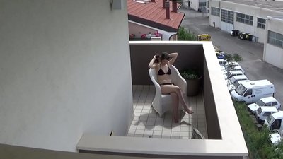 Spying ar mo roommate óg masturbating ar an mbalcóin