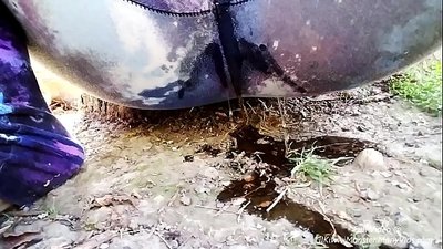 Pissing ar an tsráid! Bígí ag féachaint ar LilKiwwiMonster ag fáil a mionbhrístíní fliucha agus í sa salachar!